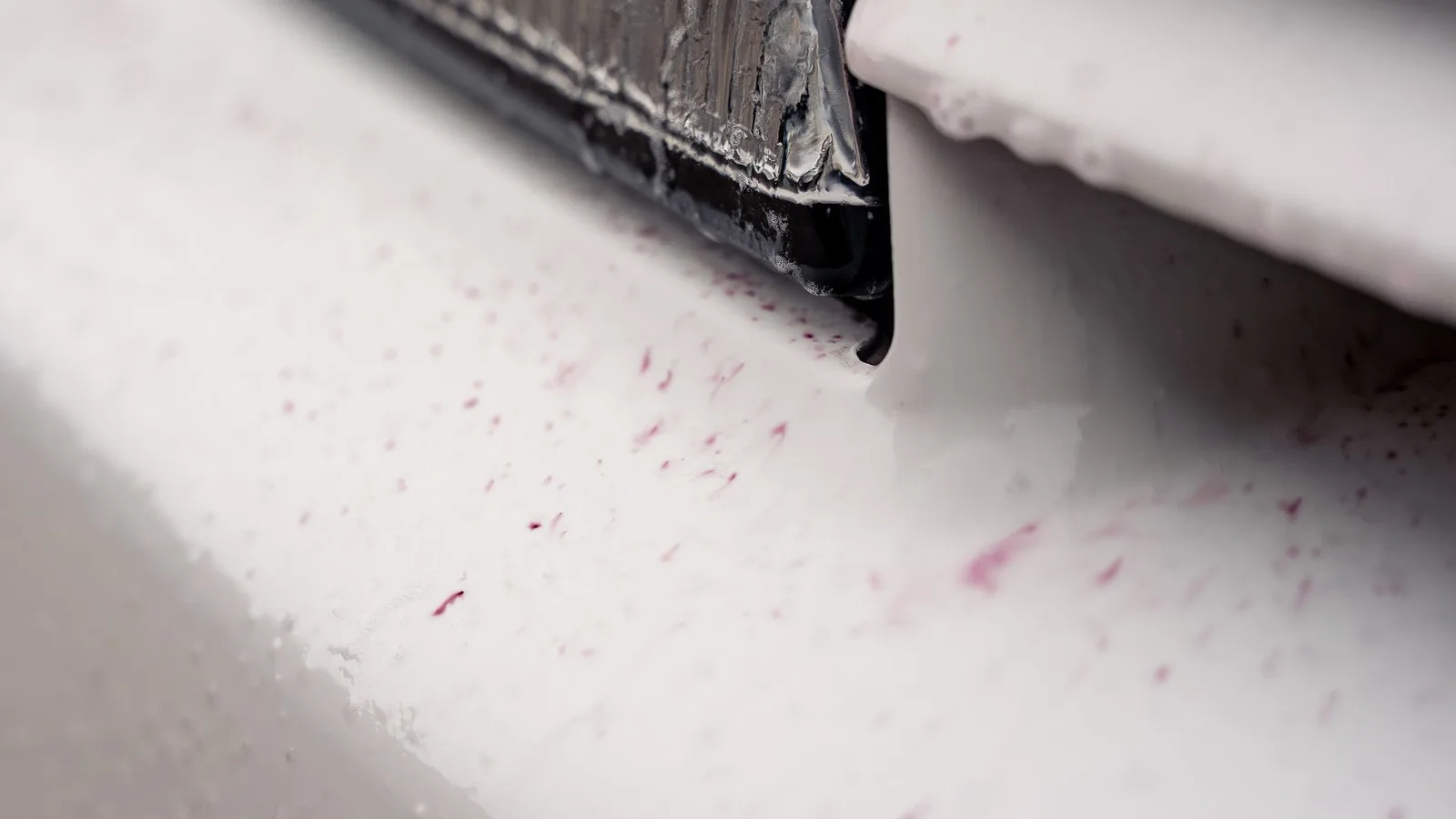Auto Finesse Iron Out — fialová reakce na kolech