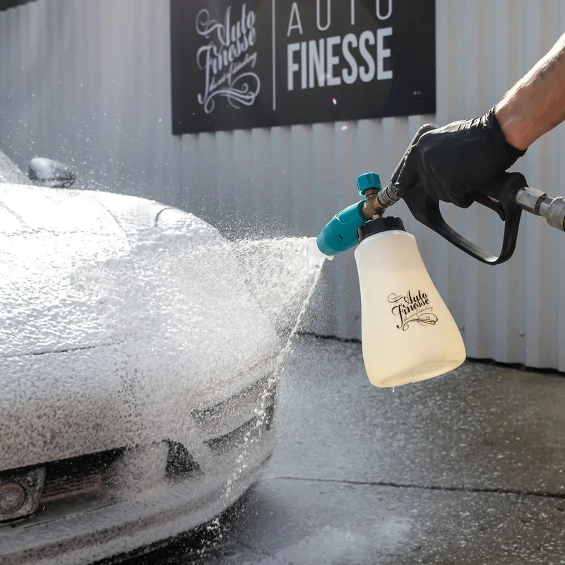 Aplikace aktivní pěny Avalanche na auto