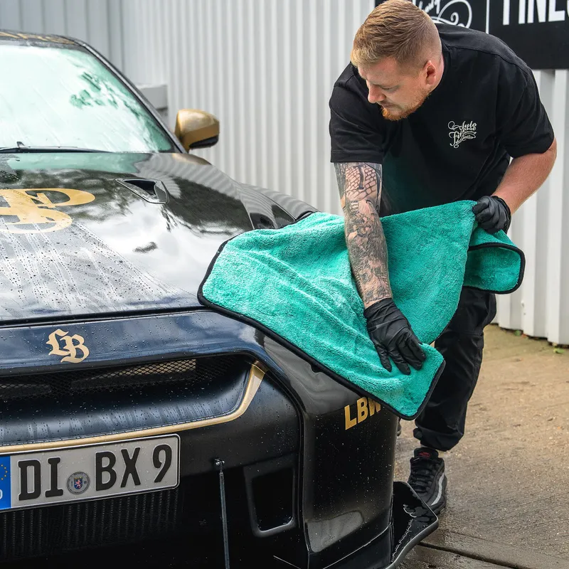 Auto Finesse Aqua Deluxe XL na kapotě auta