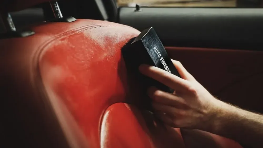 Čistič kožených sedaček a čalounění v autě Auto Finesse Hide 500 ml — detail produktu 4
