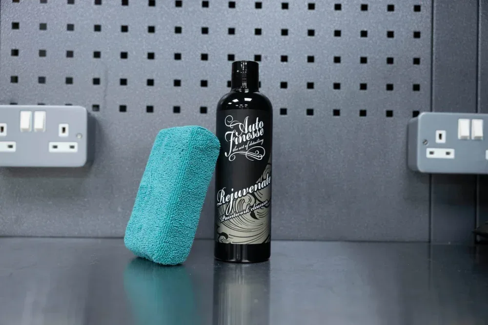 Čistící leštěnka pro přípravu na voskování Auto Finesse Rejuvenate 500 ml — detail produktu 2