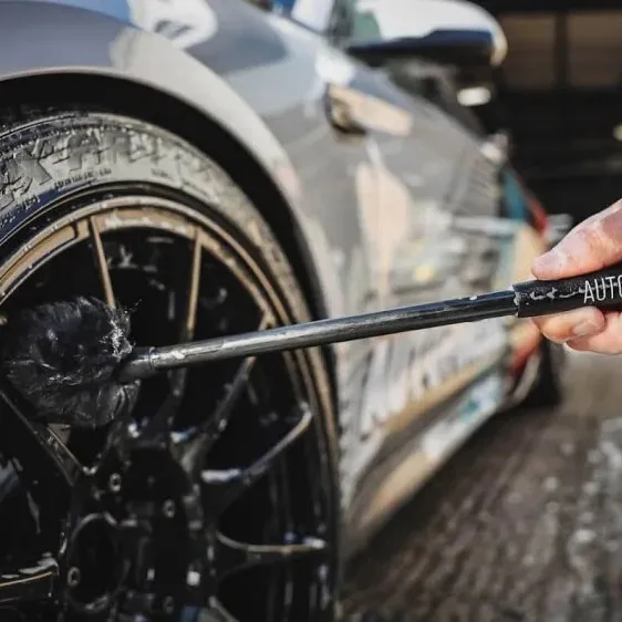 Kartáč na mytí kol z jehněčí vlny Auto Finesse - dlouhý — detail produktu 3