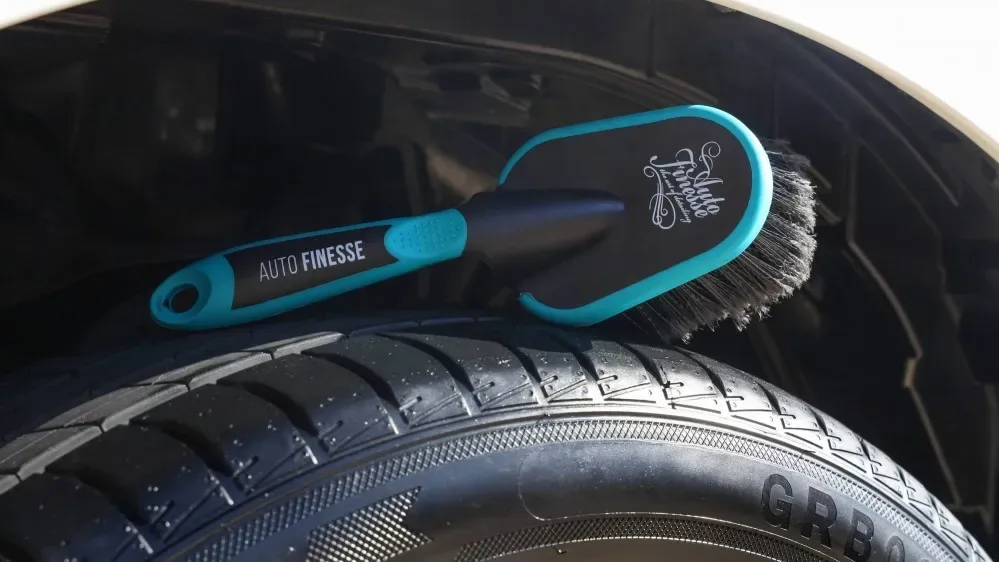 Kartáč na podběhy Auto Finesse Arch Blaster — detail produktu 2