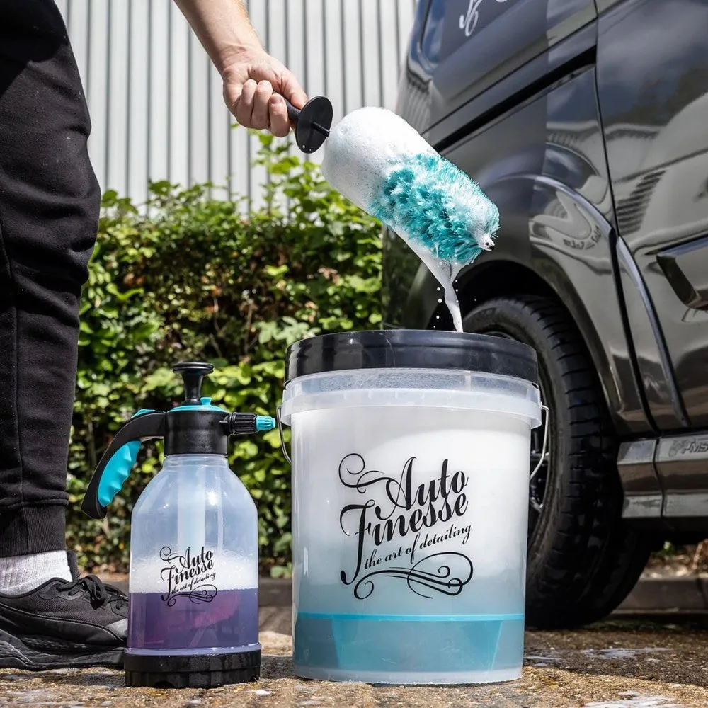 Malý chemicky odolný kartáč na kola Auto Finesse Mini Barrel — detail produktu 3