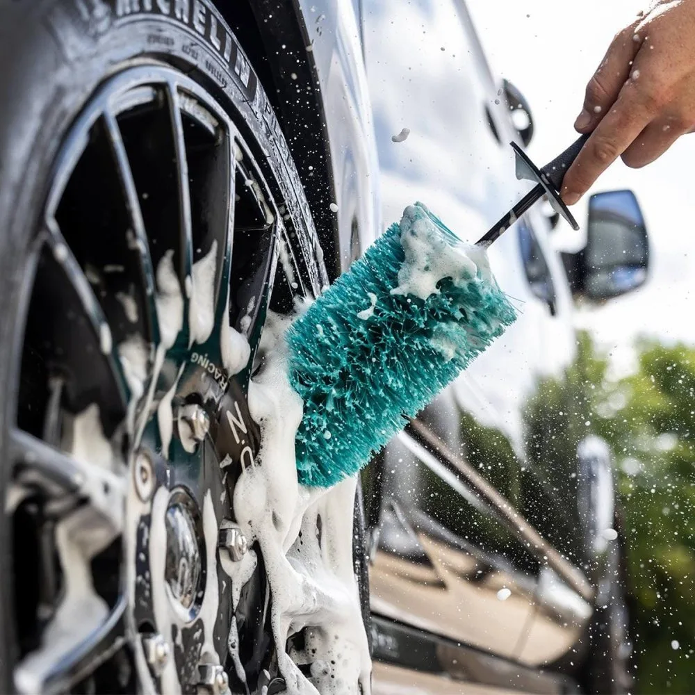 Malý chemicky odolný kartáč na kola Auto Finesse Mini Barrel — detail produktu 4
