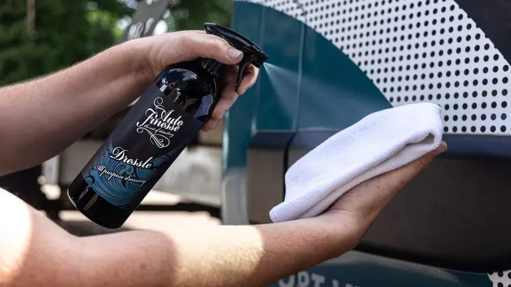 Oživovač a ochrana plastů v interiéru Auto Finesse Dressle 1000 ml — detail produktu 2
