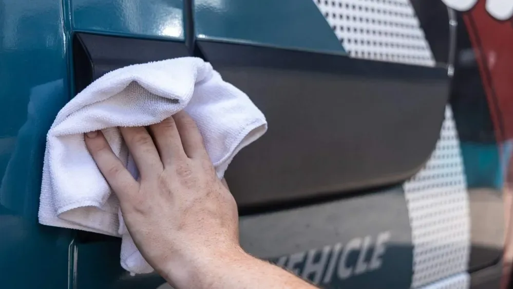 Oživovač a ochrana plastů v interiéru Auto Finesse Dressle 1000 ml — detail produktu 3