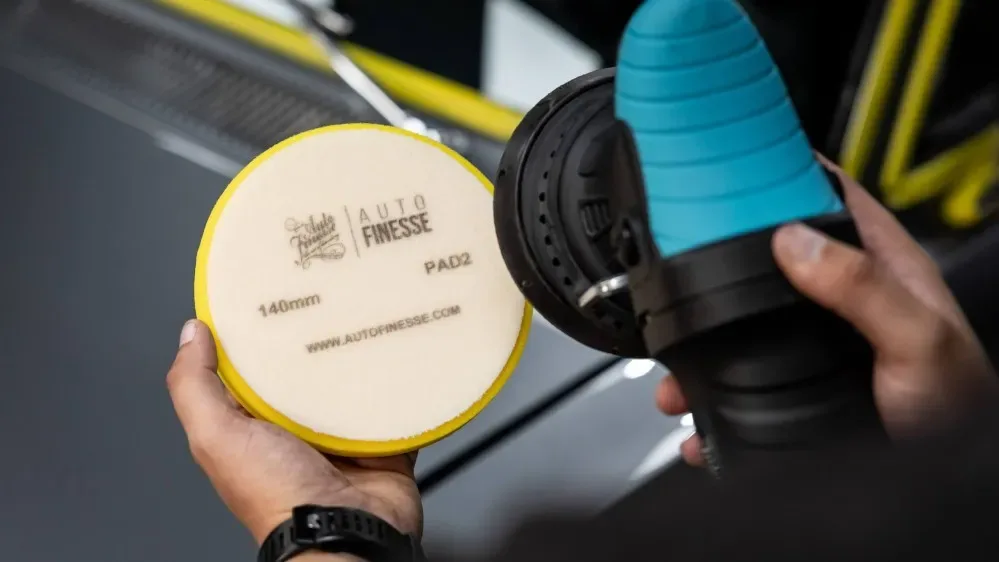 Středně tvrdý leštící kotouč 75 mm Auto Finesse Revitalise - 2. krok — detail produktu 2