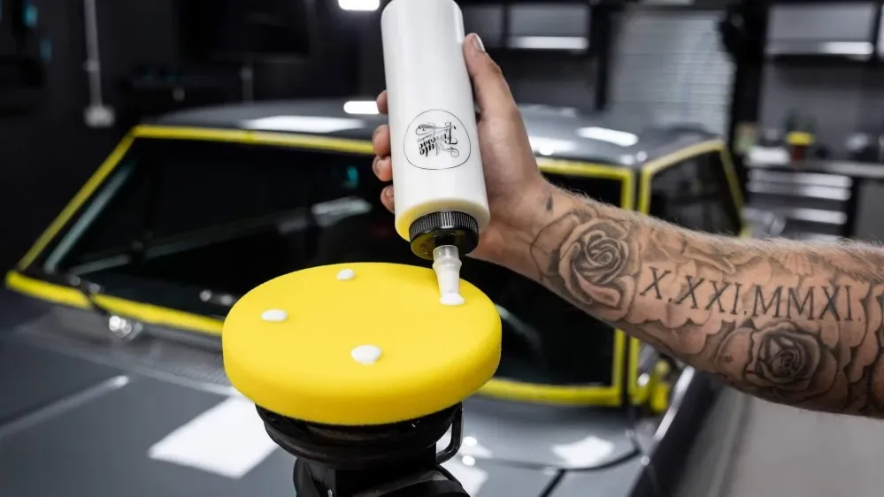 Středně tvrdý leštící kotouč 75 mm Auto Finesse Revitalise - 2. krok — detail produktu 4