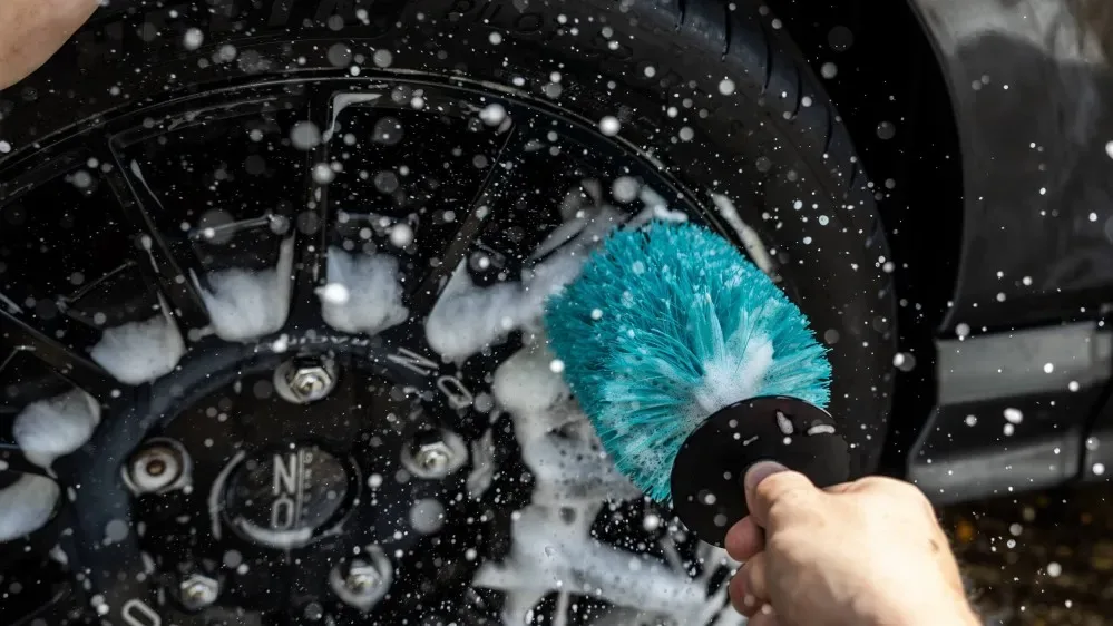 Velký chemicky odolný kartáč na kola Auto Finesse Barrel — detail produktu 5