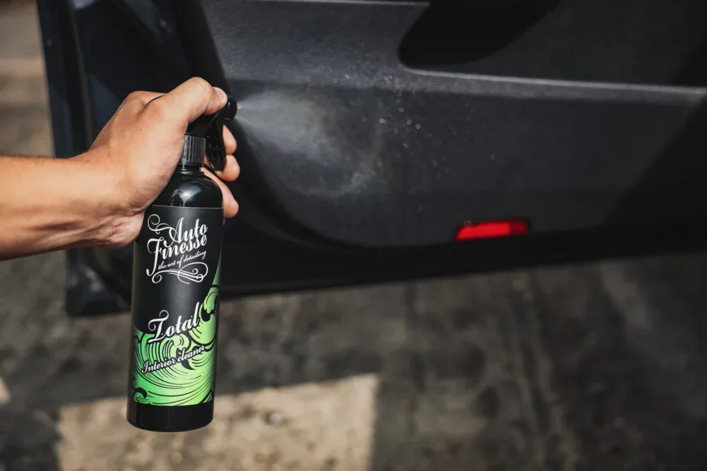 Základní velká sada autokosmetiky na čištění interiéru v autě od Auto Finesse — detail produktu 2