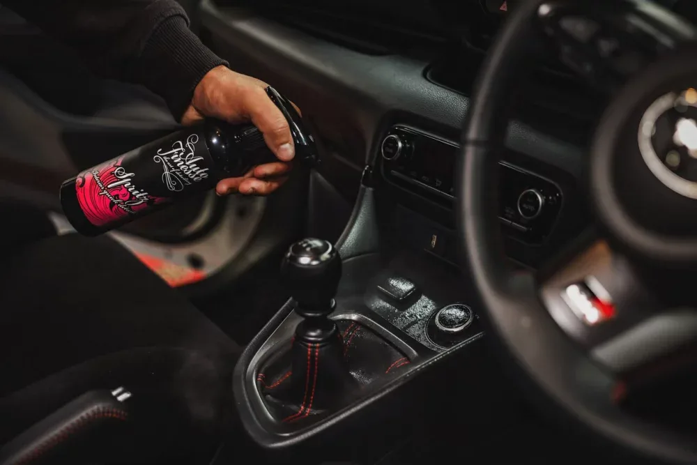 Základní velká sada autokosmetiky na čištění interiéru v autě od Auto Finesse — detail produktu 3